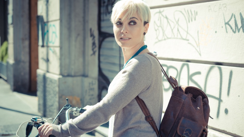 Der aktuelle Streetstyle! EIne Frau mit kurzen Haaren und Rucksack