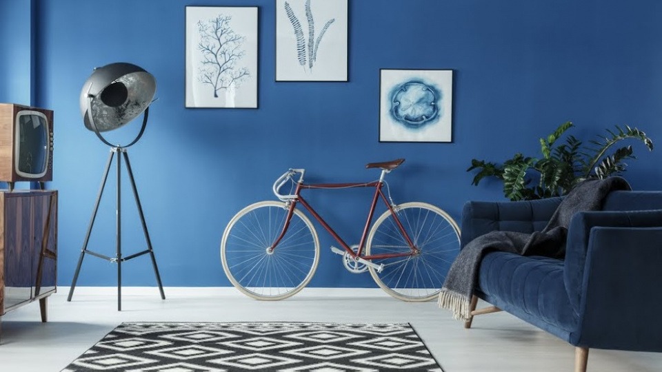 Mit etwas Mut zur Farbe können schnell Veränderungen geschaffen werden Ein Raum mit blauer Wand und Fahrrad