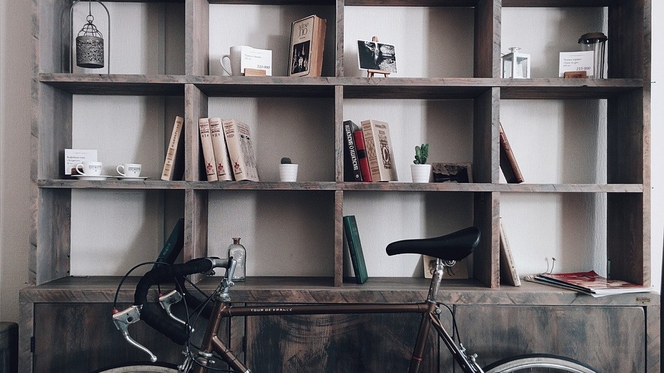 Ein schöner Flur lebt von dekorativen Gestaltungs-Elementen. Ein Regal mit Fahrrad.