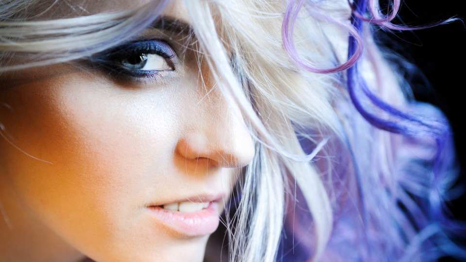 Rosa Haare mit blauen oder violetten Strähnen können deinen Style richtig aufpeppen Eine Frau hat rosa Haare mit blauen und lila Strähnen