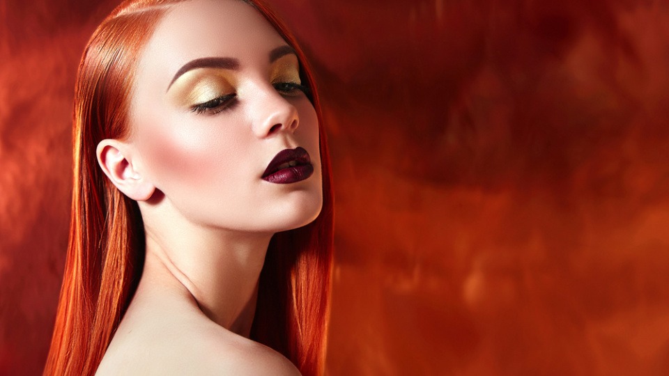 Orange-Rot ist ein warmer Farbton Eine Frau hat orange-rote Haare