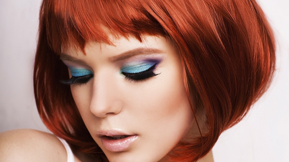 Nicht nur die Haarfarbe, sondern auch die richtige Haarlänge spielt eine wesentliche Rolle, um deinen Typ verändern zu können. Eine Frau mit roten kurzen Haaren