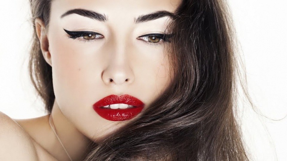 Mit den passenden Produkten wirkt helle Haut viel edler Eine Frau mit heller Haut trägt einen roten Lippenstrich