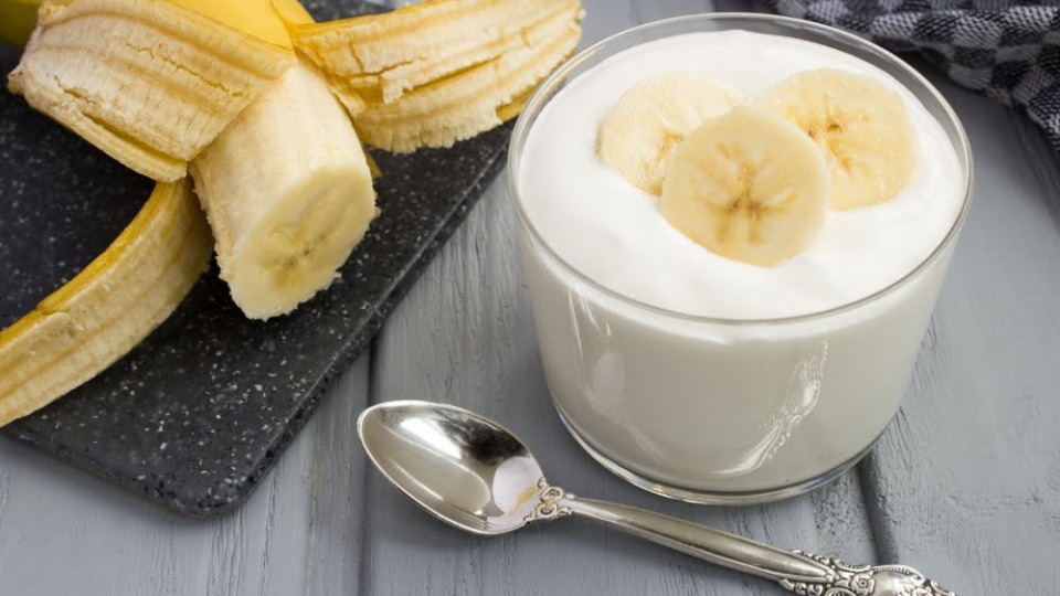 Sowohl Bananen als auch Milchprodukte können für einen erholsamen Schlaf sorgen Schlaffördernde Banane in einem Milchprodukt