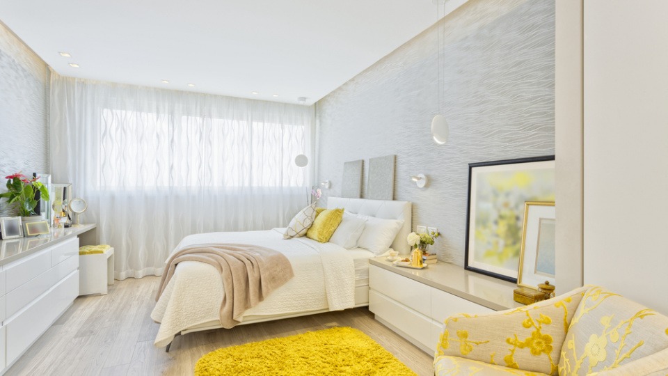 Im Schlafzimmer kann man mit Feng Shui viel dazu beitragen, dass der Schlaf erholsam wird. Ein Schlafzimmer ist nach Feng Shui eingerichtet