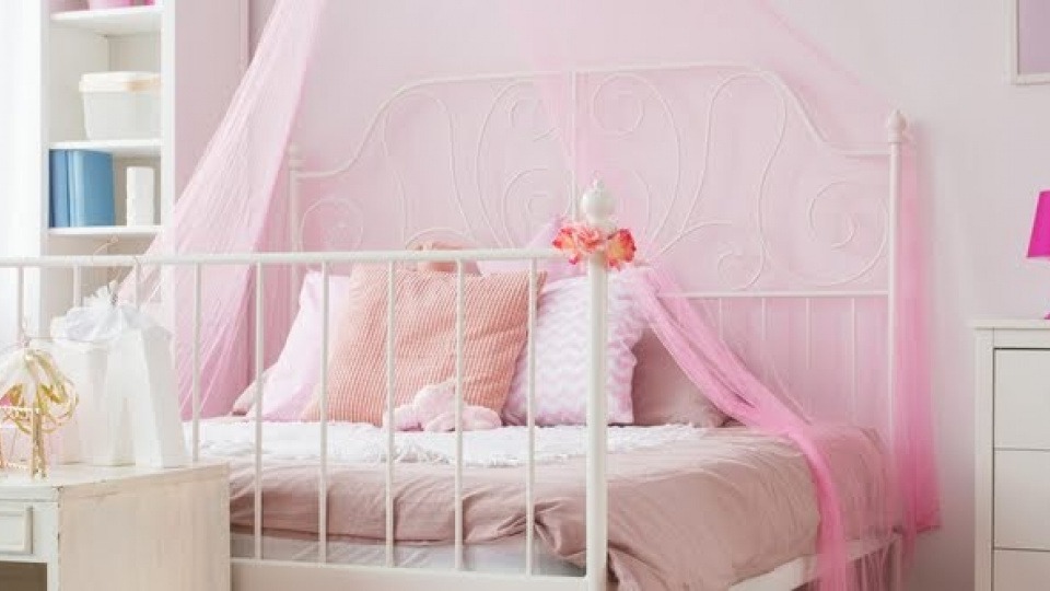 Dabei entsteht eine harmonische Gesamtkomposition Ein Schlafzimmer in rosa