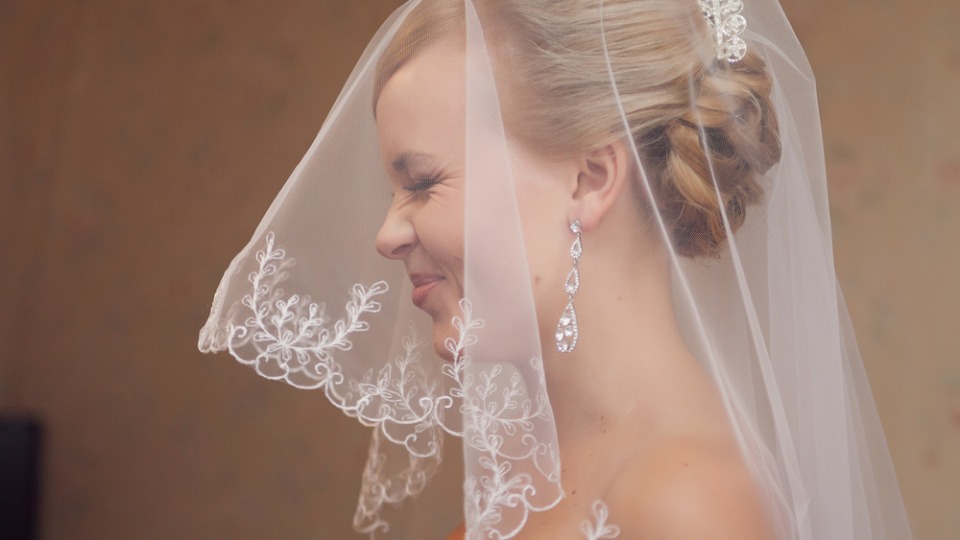 Länge und Form des Schleiers kann variieren Eine Braut mit Schleier über dem ganzen Kopf