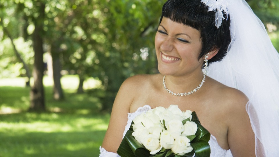 Kurze Haare harmonisieren mit einem Schleier oder Diadem! Eine Braut mit kurzem Haar und Schleier