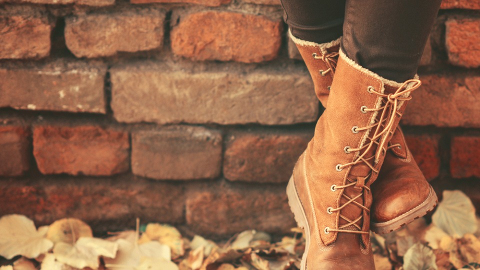 Eine Frau trägt im Herbst Schnürstiefel Eine Frau trägt im Herbst Schnürstiefel
