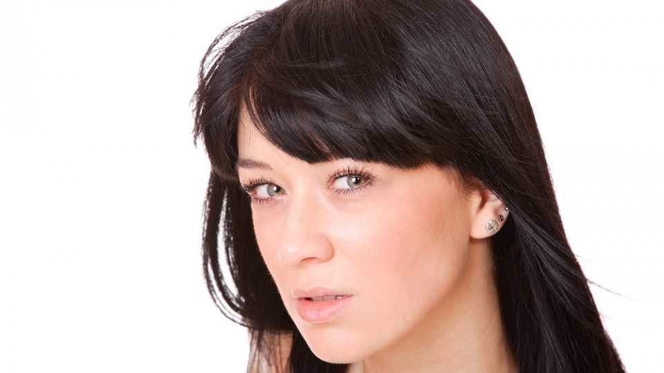 Schräger Pony mit schwarzen Haaren Schräger Pony mit schwarzen Haaren