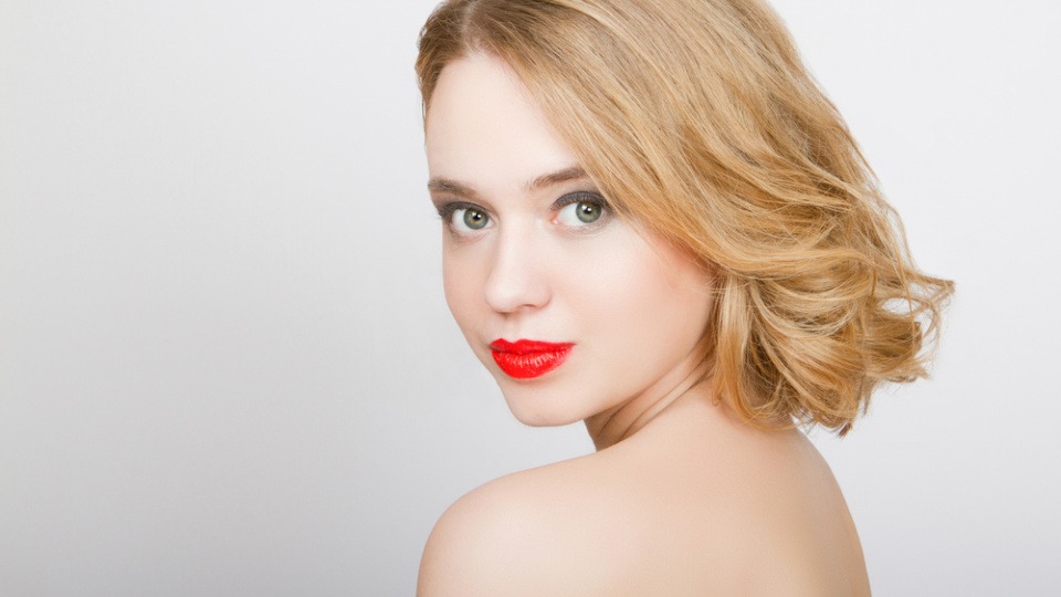 Besonders gut steht dieser Haarschnitt Frauen mit herzförmiger Gesichtsform Eine Frau mit schulterlangen, blonden Haaren