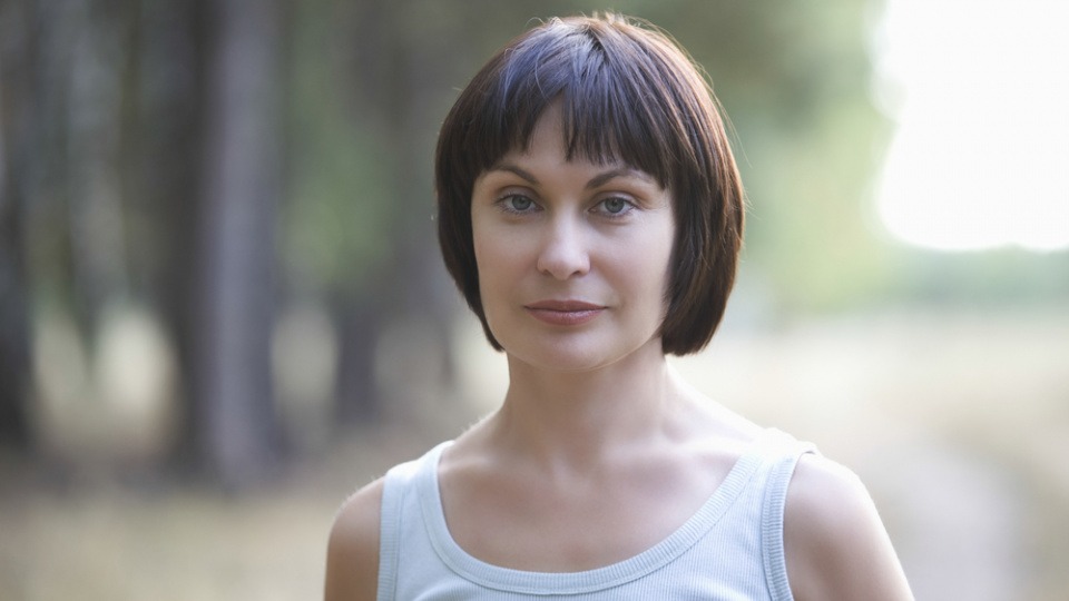 Es gibt unzählige Stylingvarianten! Eine Frau mit dunklen Haaren und Short-Bob