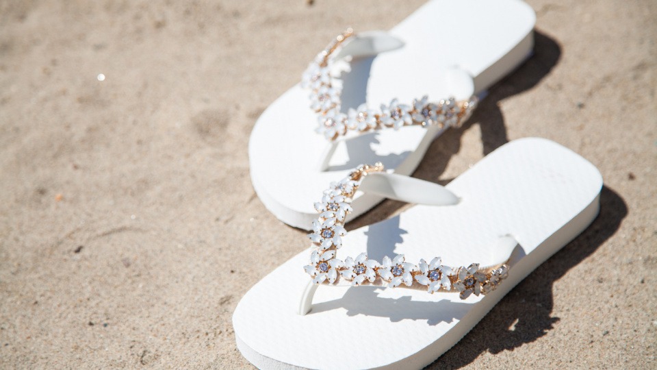 Die einzigartigen Zehensandalen sind überall ein Hingucker. weiße Zehensandalen in der Sonne