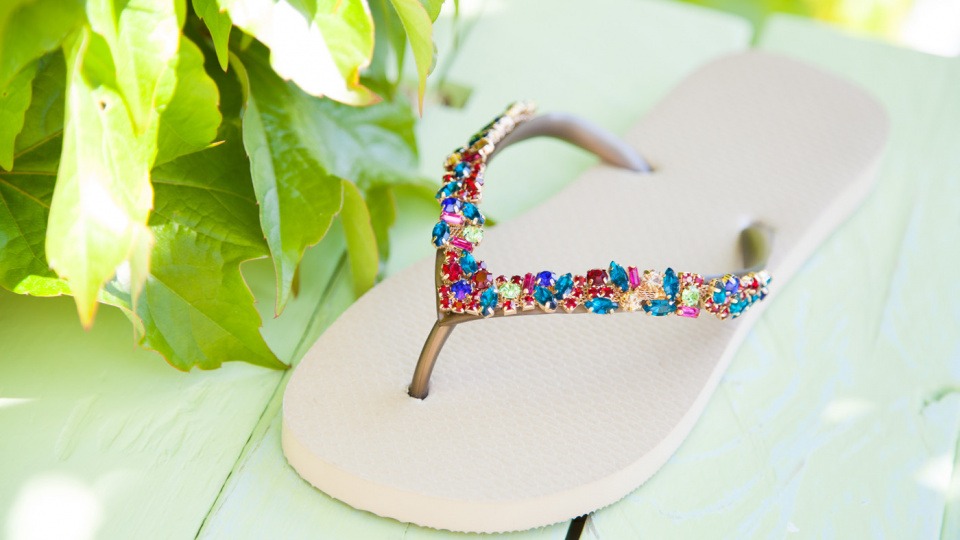 Die einzigartigen Zehensandalen sind überall ein Hingucker. helle Zehensandalen auf Holzboden