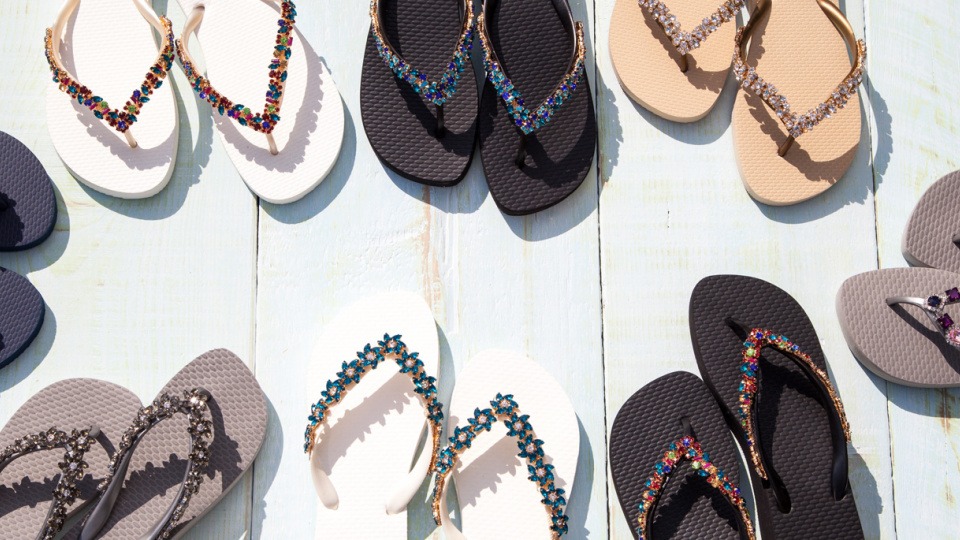 Die einzigartigen Zehensandalen sind überall ein Hingucker. verschiedene Zehensandalen auf einem Holzboden