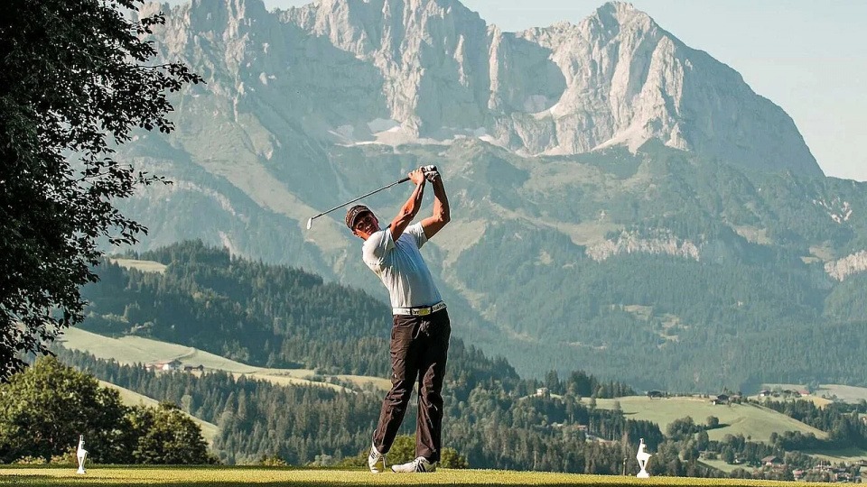 Auch für Golf können die Berge im Sommer in hervorragendes Ziel sein Mann beim Golf im Sommer in den Bergen