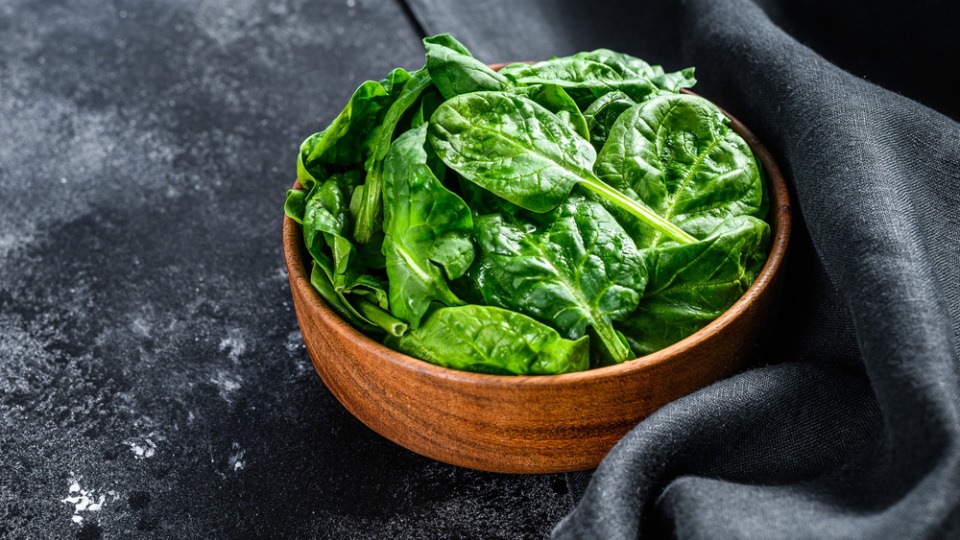 Spinat kann neben anderen Lebensmitteln helfen, den Zustand deiner Haut zu verbessern Spinat gegen unreine Haut in einer Schüssel