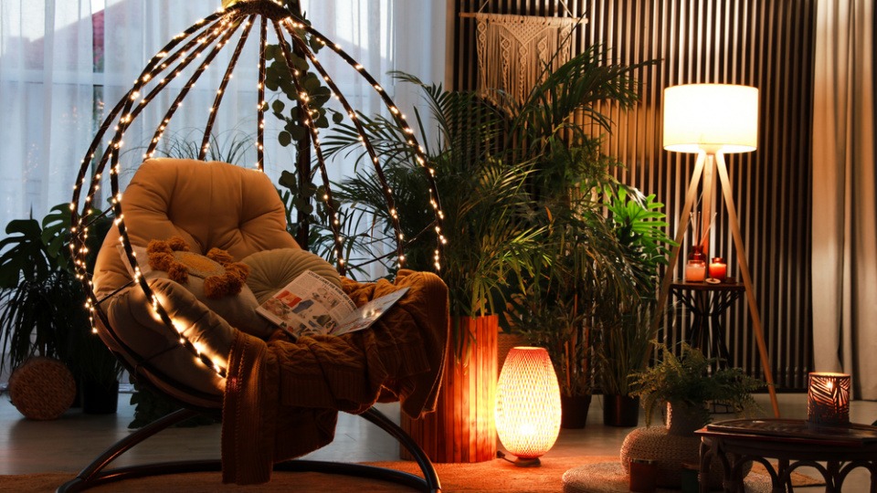 Lampen und Lichterketten können eine wundervolle gemütliche Atmosphäre bewirken Idee einer Terrassengestaltung durch Lampen