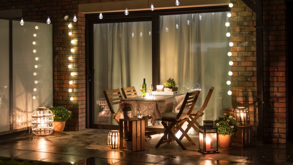 Lichterketten können dezent oder auch auffällig platziert werden, um der Terrasse die richtige Gestaltung zu geben. Idee zum Terrassen gestalten mit Lichterketten