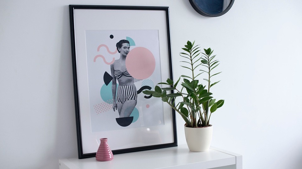 Eiscreme-Farben machen beim Home-Living eine gute Figur Ein BIld mit einer Eiscreme steht auf einer Kommode