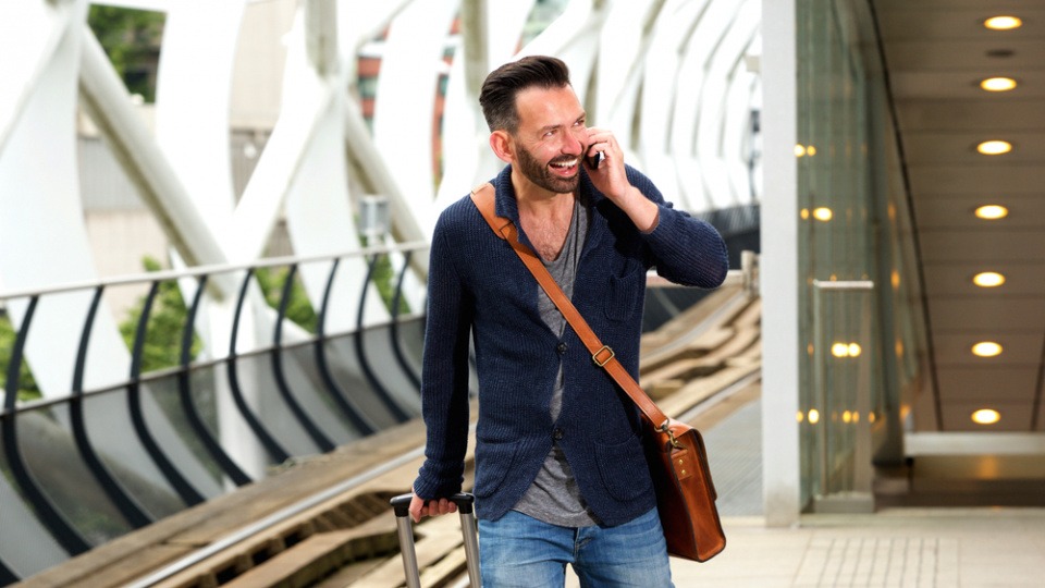 Auf welcher Seite du deine Umhängetasche trägst, kommt auch darauf an, ob du Links- oder Rechtshänder bist Ein Mann hat eine Umhängetasche schräg über den Körper gebunden