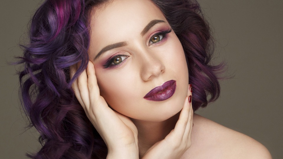 Violett ist sicherlich einer der kältesten Rottöne Eine Frau hat dunkelviolette Haare