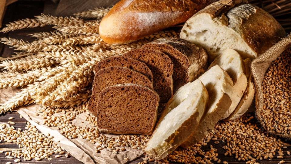 Vollkornprodukte helfen bei Entzündungen im Zusammenhang mit rheumatoider Arthritis Verschiedene aufgeschnittene Brotsorten