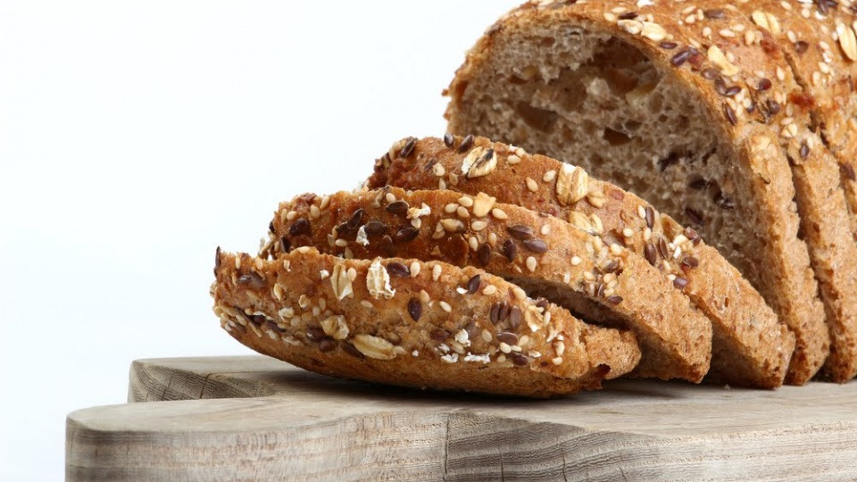 Vollkornprodukte sind reich an Magnesium Ein Vollkornbrot ist aufgeschnitten