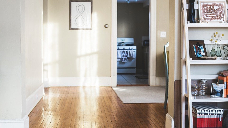 Es sollten Materialien gewählt werden, die leicht zu reinigen sind. Ein Vorraum mit einem Holzboden