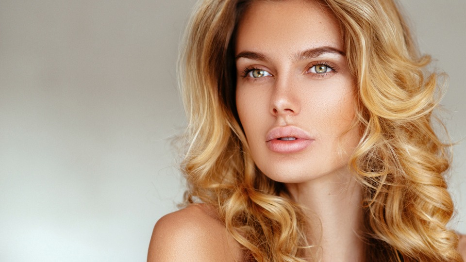 Bei Blondtönen ist es besonders schwierig, den richtigen zu finden Eine Frau hat auf ihren Haaren einen warmen Blondton