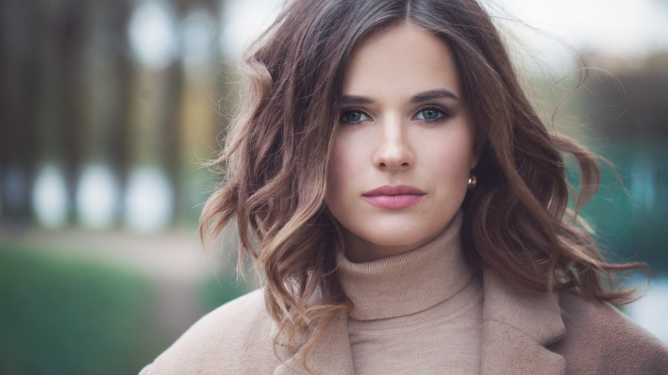 Unverwechselbar tragen in auch viele Stars Eine Frau mit welligen Haaren und Longbob