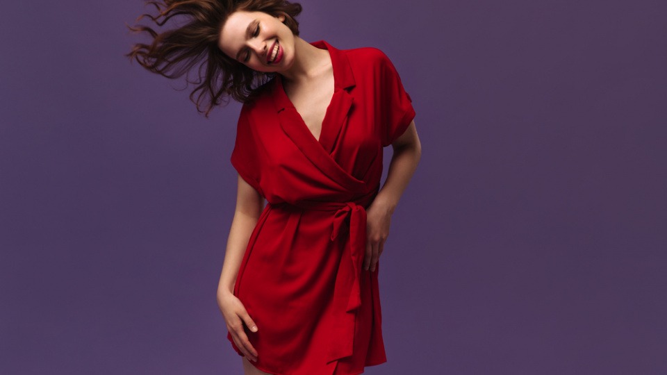 Das Wickelkleid steht besonders Frauen, die figurmäßig H-Typ oder O-Typ sind Frau in rotem Wickelkleid