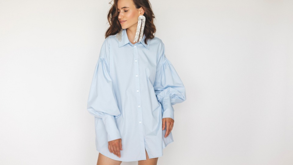 Bei Hemdblusenkleidern sollten X-Typen oder H-Typen einen Gürtel tragen, um durch die gerade Form nicht unvorteilhaft auszusehen. Frau in Hemdkleid