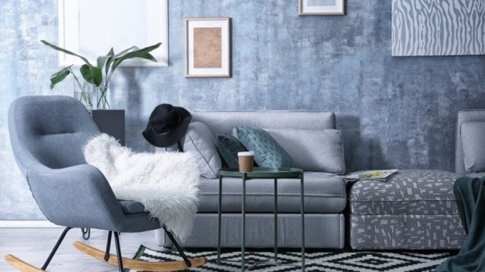 Mit Blautönen wird die Schönheit des Wassers dargestellt Ein Wohnraum in Blautönen eingerichtet