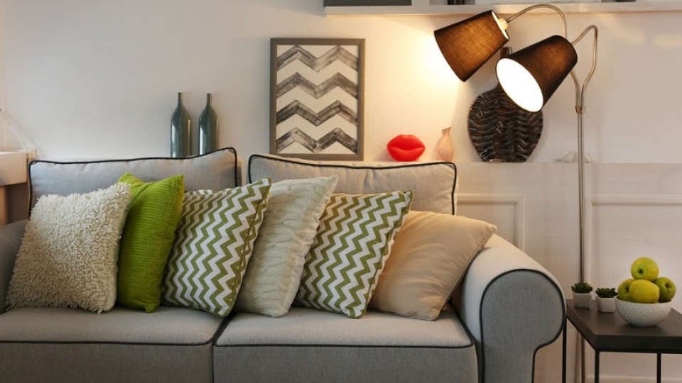 Graphische Muster verleihen das gewisse Etwas Ein Wohnzimmer mit graphischen Details an der Wand