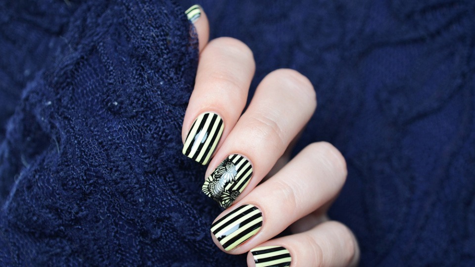 Auf Fingernägeln ist ein Nageldesign mit Zebrastreifen Auf Fingernägeln ist ein Nageldesign mit Zebrastreifen