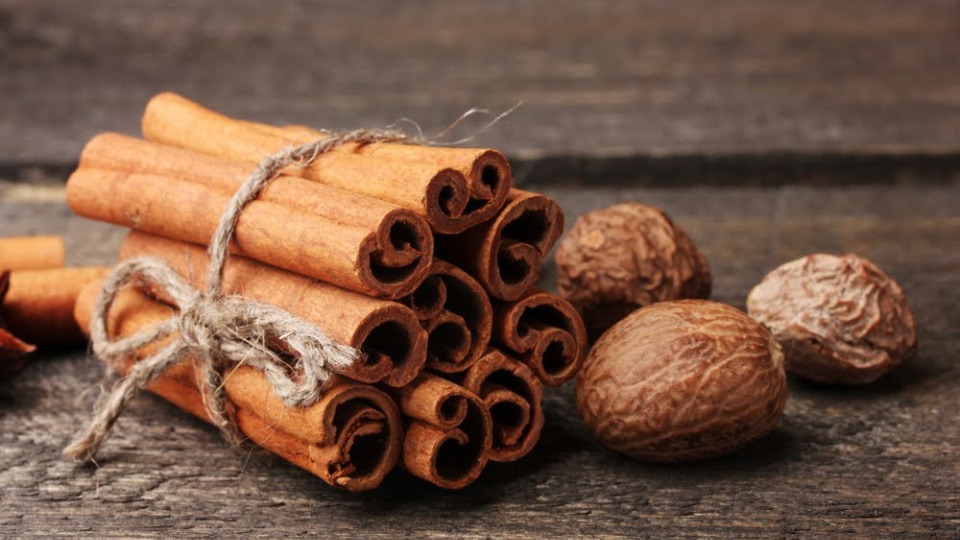 Die chinesische Medizin kennt viele verschiedene wärmende Lebensmittel Zusammengebundene Zimtstangen