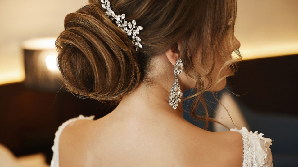 Auch Dutt oder Zopf verleihen der Braut einen nostalgischen Touch Eine Braut mit Dutt