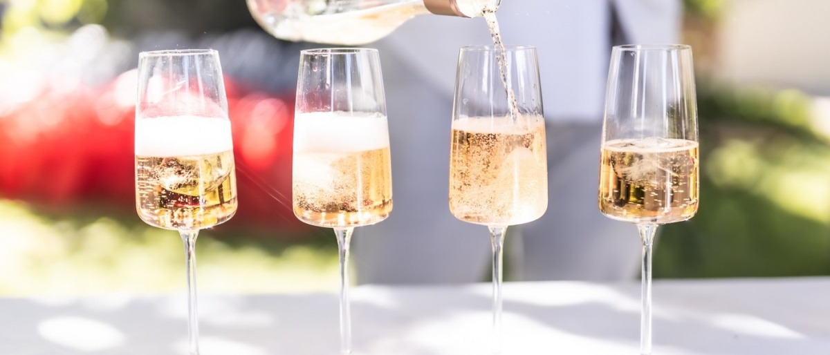 Gläser mit alkoholfreiem Aperitif