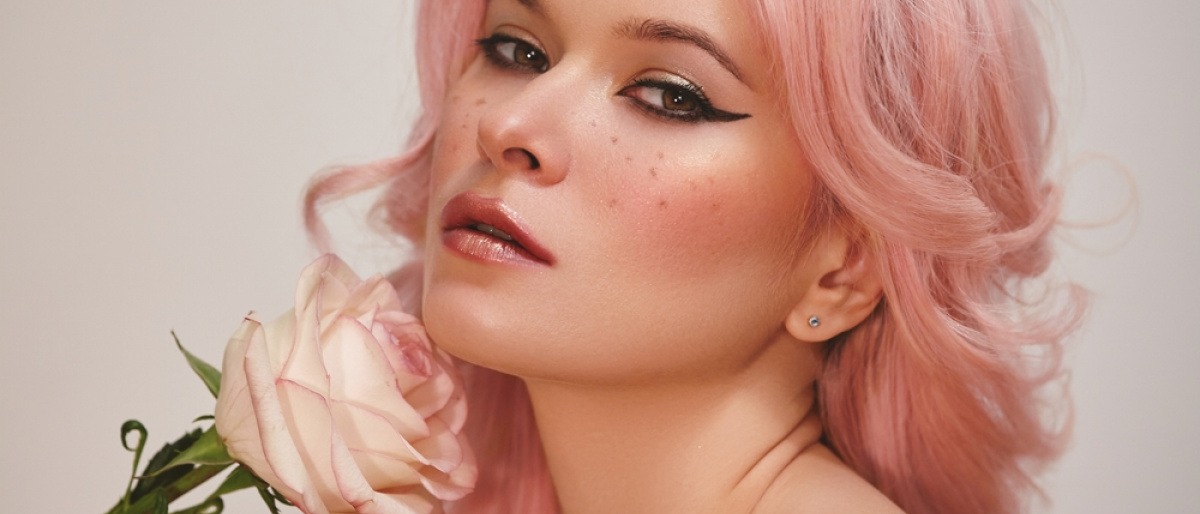 Frau mit rosa Haaren und Kokett-Make-up.
