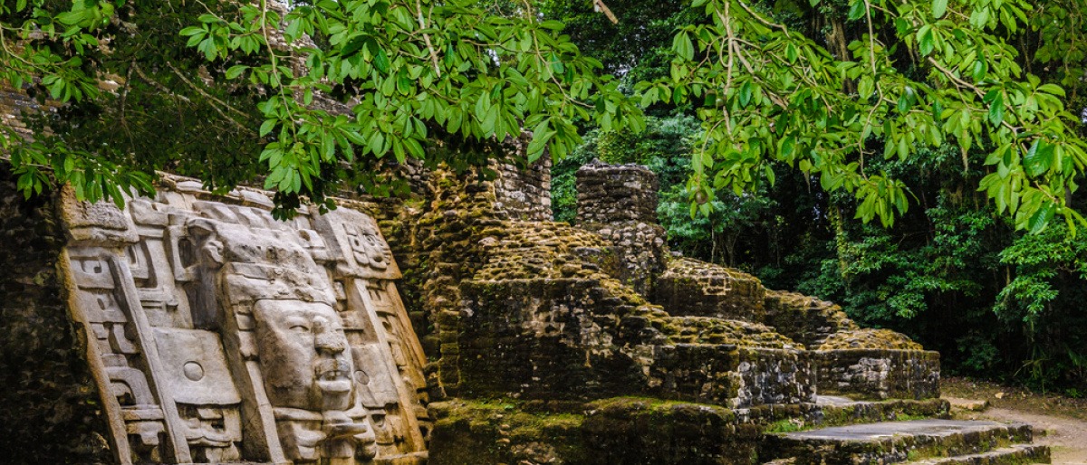 Verlassener und zugewachsener Maya-Tempel