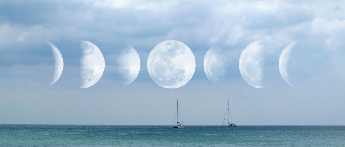 Mond in verschiedenen Mondphasen über dem Meer