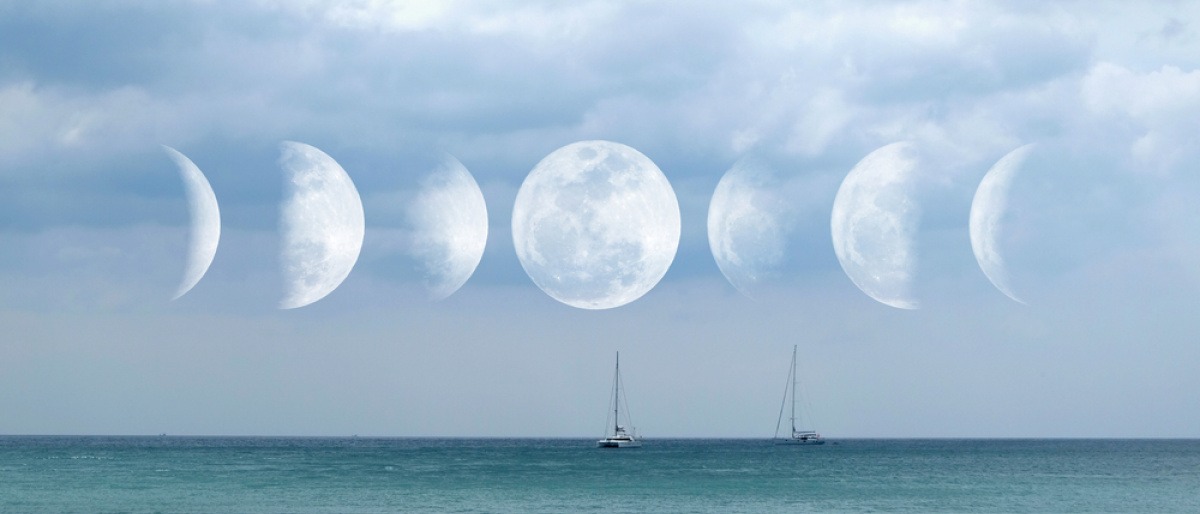 Mond in verschiedenen Mondphasen über dem Meer