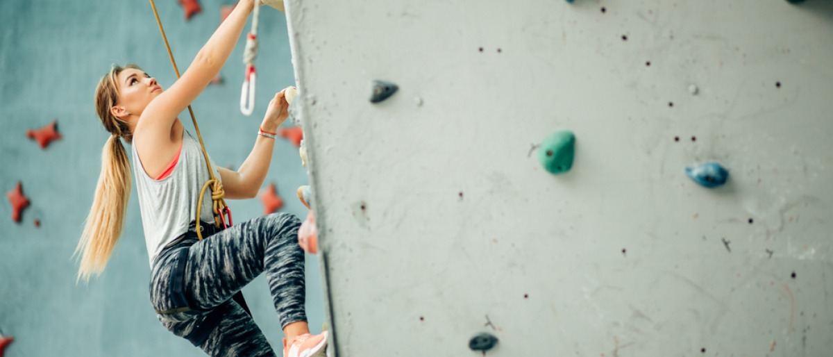 Mann beim Bouldern draußen.