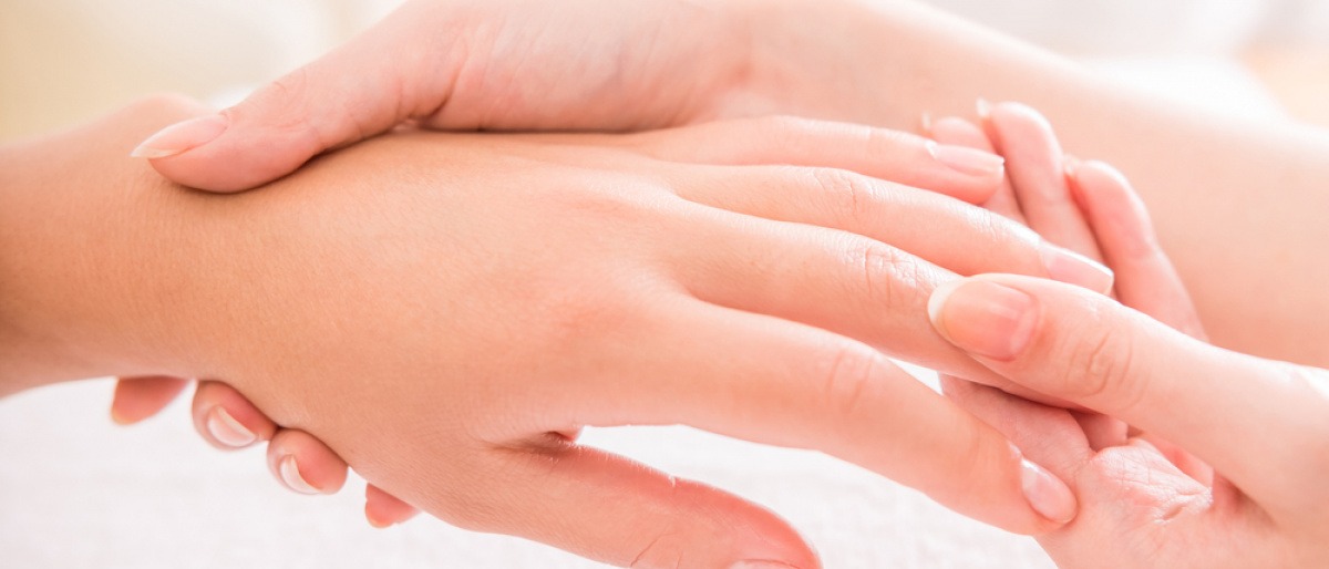 Frau bekommt Handmassage.