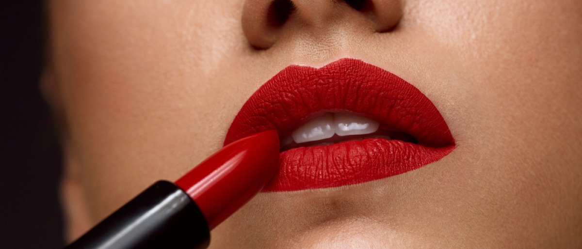 Frau mit roten Lippen und Lippenstift