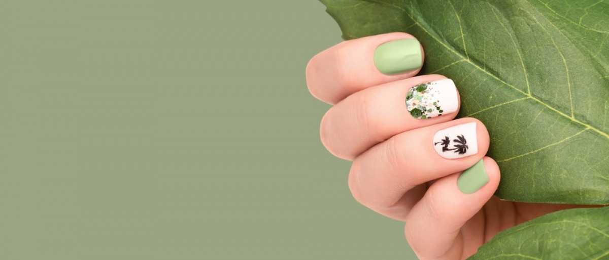 Frauenhand mit grünen Fingernägel im Iced Matcha Nails Trend