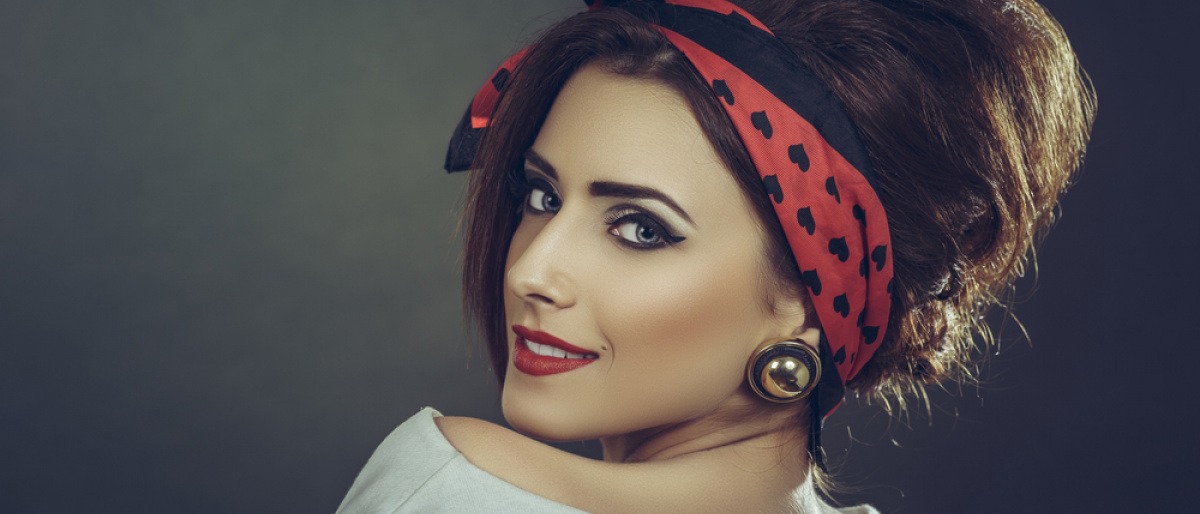 Zwei Frauen mit der Frisur Beehive