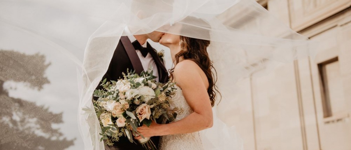 Paar bei der Hochzeit küsst sich