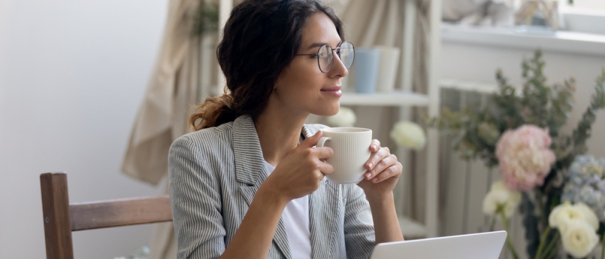 Frau bei der Pause während der Büroarbeit trinkt Kaffee